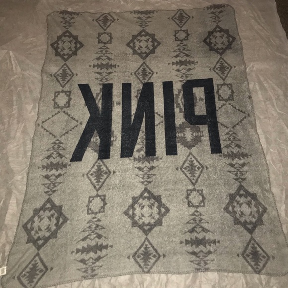VS ๐ PINK HTF Gray Aztec Stadium Blanket โข UFT - Picture 3 of 8
